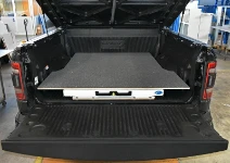 02_Le chariot extractible avec plan en bois marbré sur Dodge Ram