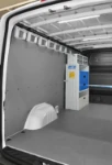 02_Paroi de gauche du Sprinter Mercedes avec crochets déplaçables et réglables et meubles pour fourgons
