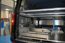 02_Paroi de gauche fourgon pour services funéraires avec glissière porte-cercueil