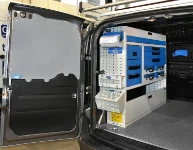 02_Paroi gauche du Doblò avec porte-valises, tiroirs et accessoires pour électricien