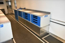 03_Côté droit  bilico équipé par Syncro avec blocs-tiroirs et plans de travail