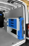 03_Espace travail avec plan de travail opérationnel, étau avec porte-étau rabattable sur Ford Transit L2H2