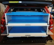 03_Étagères ouvertes avec porte rabattable sur pick-up