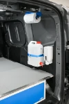 03_Paroi de droite Courier 2024 avec accessoires de nettoyage pour fourgons Syncro