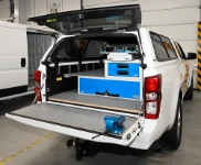 03_Revêtement en bois marbré et tiroirs longs sur pick up