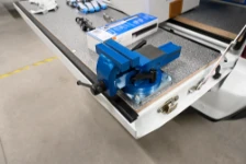 04_Étau métallique sur tablette revêtue de pick up Isuzu Dmax