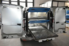 04_glissière principale extraite du fourgon avec aménagement pour pompes funèbres