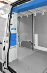 04_Paroi séparation cabine Crafter avec habillage et systèmes d’arrimage pour fourgons Syncro