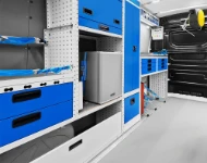 04_Réfrigérateur, étagères de rayonnage, systèmes d’arrimage Syncro sur MAN TGE