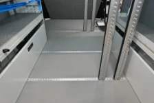 05_Détail rails profilés Syncro pour barres arrimage chargement sur fourgon Trafic