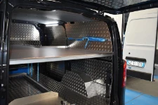 05_Paroi de droite fourgon avec barre et sangle d’arrimage