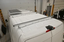 06_Barres sur le toit de Sprinter avec panneau solaire