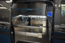 07_Accès latéral fourgon aménagé pour services funéraires avec systèmes d’arrimage Syncro