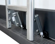 Accrochage inférieur de l’échelle pour monter sur le toit du fourgon