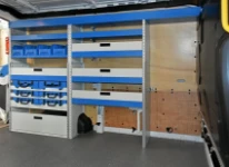 Aménagement Ford Transit vu de la porte latérale