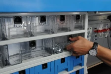 Bac transparent dans fourgon