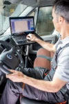 Bras pour monter PC portable à côté du conducteur