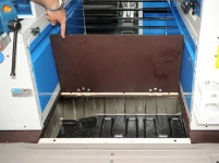 Compartiment positionné sous le plateau