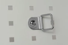 Crochet basculant en acier fixé au flanc de l’aménagement