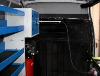 Détail de l’intérieur du Daily aménagé pour des machines agricoles