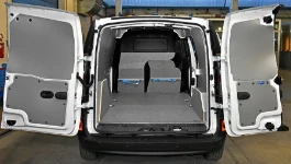 Espace de chargement avec plancher et habillages du NV250