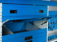 étagères et tiroirs avec portes