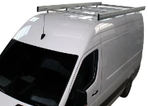 Fourgon aménagé pour plombier avec barres de toit