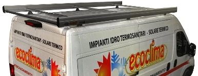 Galerie de toit montée sur fourgon aménagé pour installations solaires thermiques