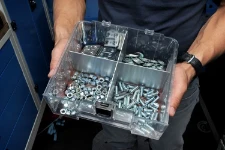 Le bac transparent double avec la visserie