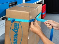 Matériel dans le fourgon arrimé avec sangle contre l’aménagement