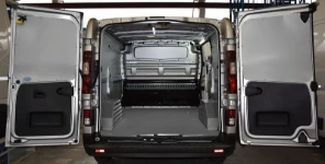 Plancher en bois et habillage en aluminium pour Nissan NV300