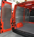 Plancher marbré et panneaux de protection en aluminium strié dans le Renault Master