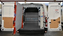 Rampe de chargement pivotée pour accéder au caisson du Movano