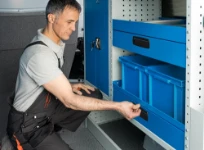 Tiroirs fermés dans le fourgon