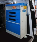 Véhicule commercial aménagé pour assistance et manutention réseaux hydriques