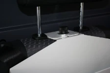 Vis de serrage pour bloquer l’organisateur au dossier