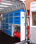 Véhicule utilitaire aménagé pour techniciens manutention aéroportuaire